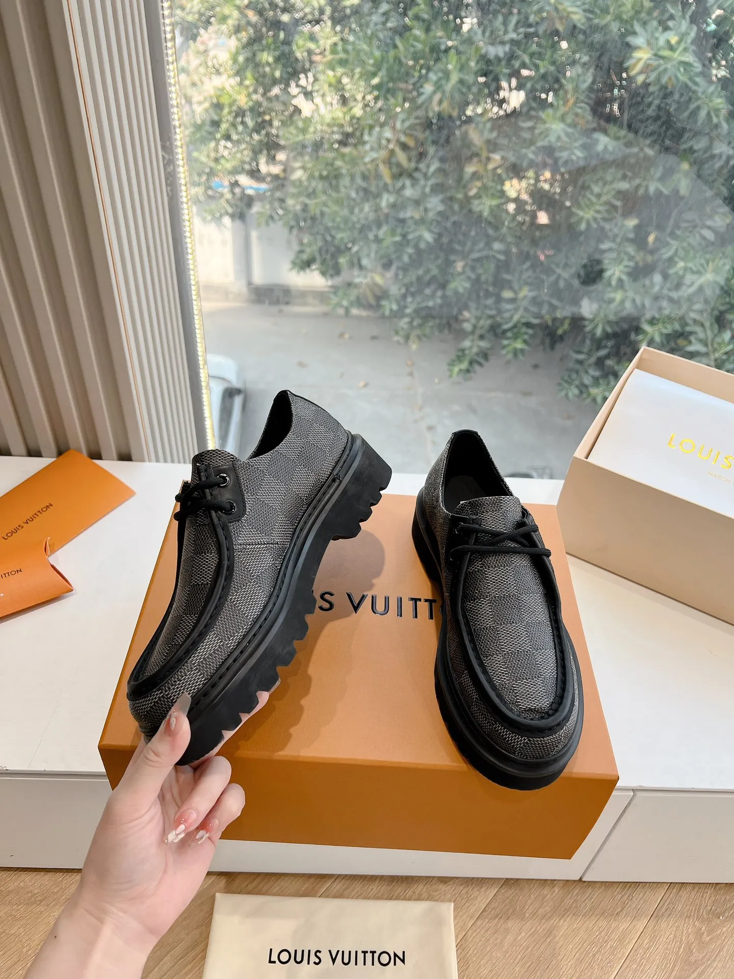 👟👟Ex-factory price 720👟👟 What you see is what you get G199 top version Louis Vuitto Louis Vuitton LV donkey brand L Carrefour shoes Archlight classic Skate sports and leisure thick-soled shoes Your LV outfit is shared today Louis Vuitton Presbyopic thick-soled loafers Original purchase and development Production Original purchase and development Production This LV Archlight sneaker is from Cut from cow leather in a playful shape. Double laces embellished with Louis Vuitton logo beading. The wide tongue and wavy outsole establish recognition, both are decorated with the LV Circle logo ▪️Fabric: Original imported original material ▪️Inner lining: Original customized lining ▪️Sole: Original molded genuine ▪️Size: Women's 35-45 (please note male and female when ordering at 39.40, 45 is not refundable or exchangeable for customization)